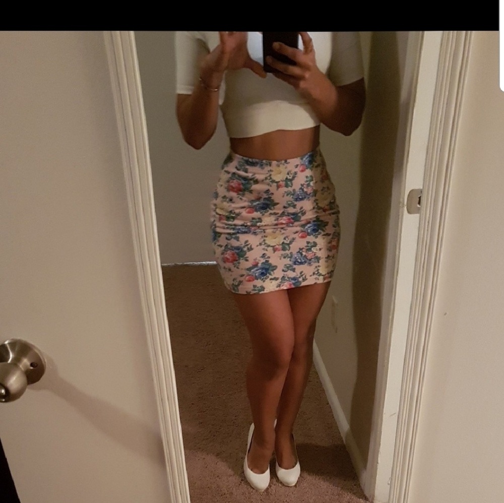Cute floral mini skirt!